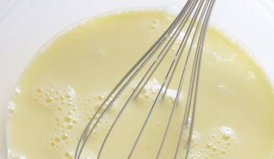 шоколадные блинчики с бананом, клубникой и сливками