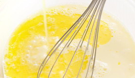 шоколадные блинчики с бананом, клубникой и сливками