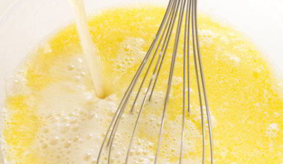 шоколадные блинчики с бананом, клубникой и сливками