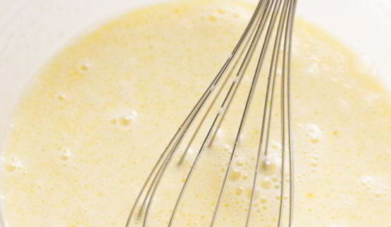 шоколадные блинчики с бананом, клубникой и сливками