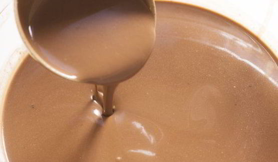 шоколадные блинчики с бананом, клубникой и сливками