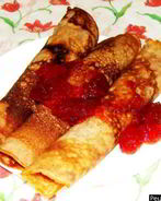 Сладкие блинчики с клубникой и творогом