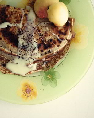 Тонкие блинчики с корицей и сгущенкой