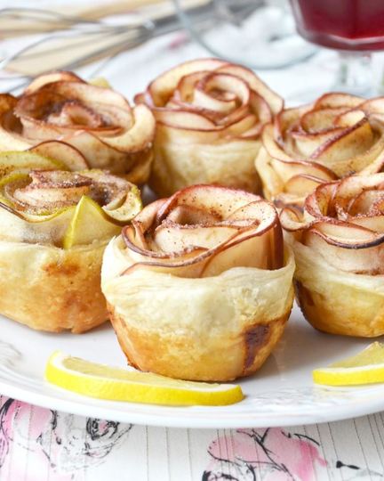 Рецепт булочек розочки с яблоком и корицей