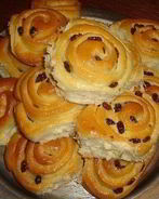 Булочки Розы с сахаром и изюмом