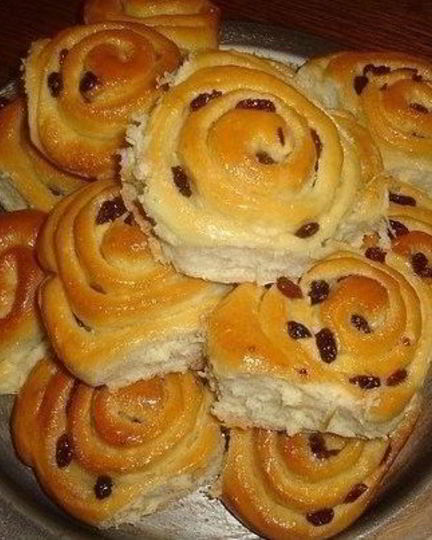 Рецепт булочек розы с сахаром и изюмом