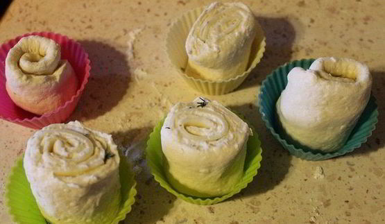 булочки-рулетики с чесноком и сыром