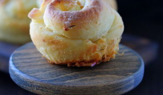 булочки-рулетики с чесноком и сыром