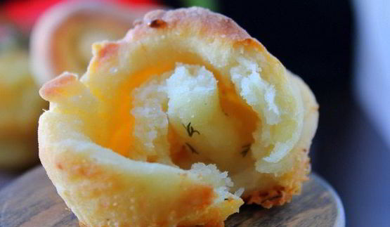 булочки-рулетики с чесноком и сыром