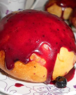Булочки с черничной глазурью