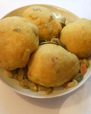 Булочки с карри и тыквенными семечками