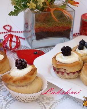 Булочки с ягодами и творожной начинкой