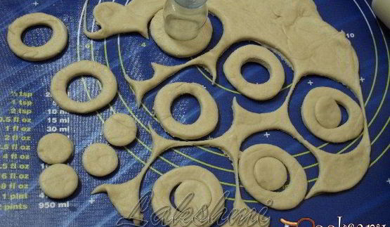 булочки с ягодами и творожной начинкой