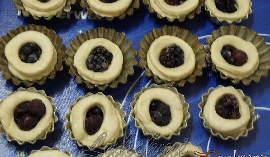 булочки с ягодами и творожной начинкой