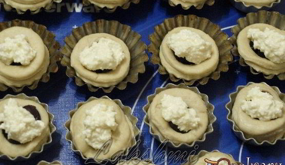 булочки с ягодами и творожной начинкой