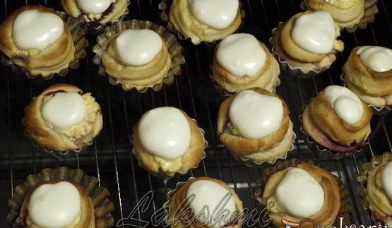 булочки с ягодами и творожной начинкой