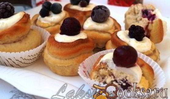 булочки с ягодами и творожной начинкой