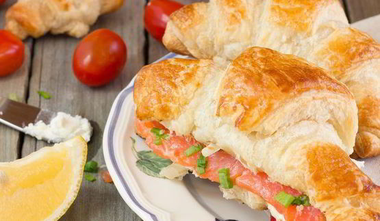 круассан с семгой и сливочным сыром