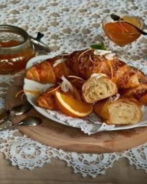 Круассаны с сыром и апельсиновым джемом