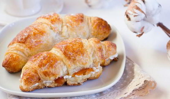 круассаны с творожным кремом и абрикосовым конфитюром
