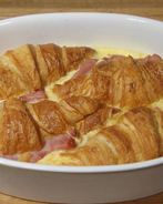 Круассаны, запеченные с яйцами, сыром и ветчиной