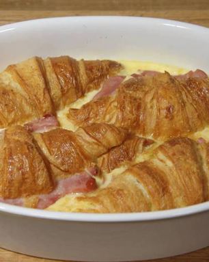 Круассаны, запеченные с яйцами, сыром и ветчиной