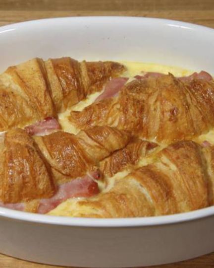 Рецепт круассанов, запеченных с яйцами, сыром и ветчиной