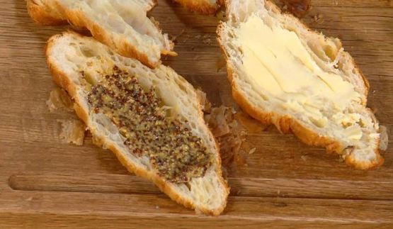 круассаны, запеченные с яйцами, сыром и ветчиной