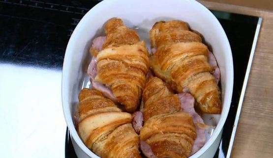 круассаны, запеченные с яйцами, сыром и ветчиной