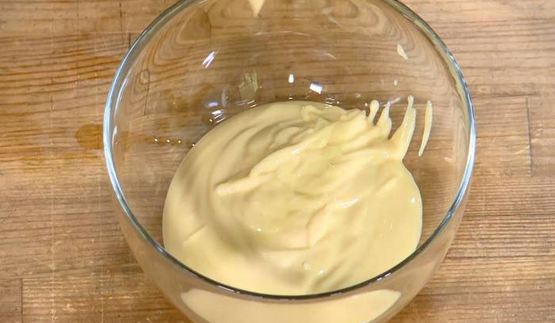 круассаны, запеченные с яйцами, сыром и ветчиной