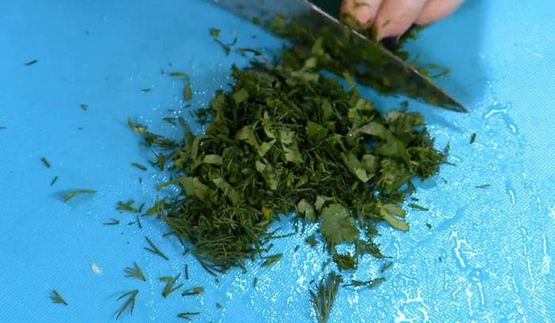 круассаны, запеченные с яйцами, сыром и ветчиной