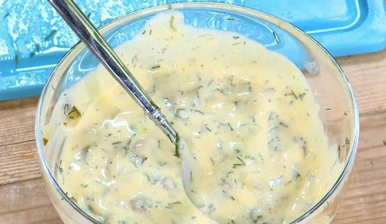 круассаны, запеченные с яйцами, сыром и ветчиной