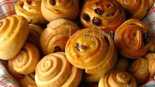 Булочки с изюмом
