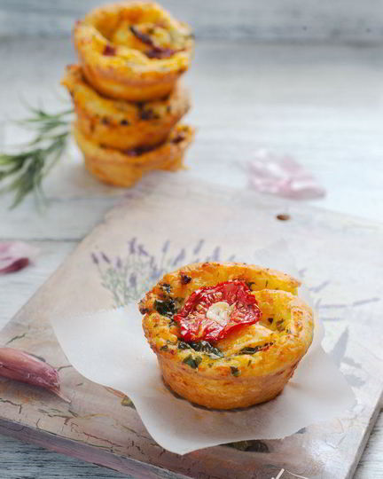 Рецепт творожных булочек с чесноком и базиликом