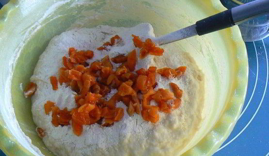 творожные витые булочки с курагой