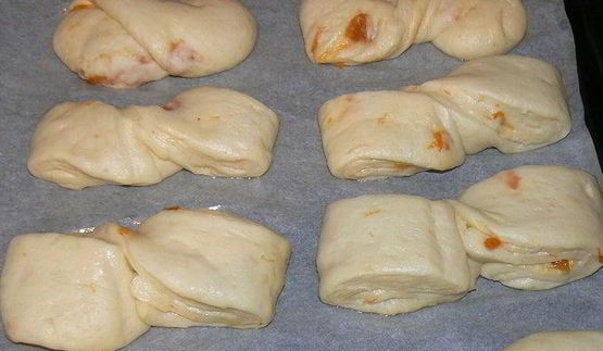 творожные витые булочки с курагой