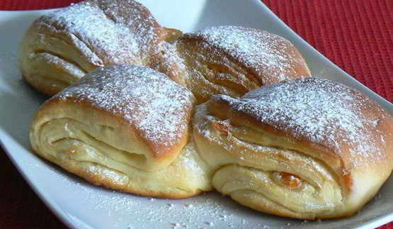 творожные витые булочки с курагой