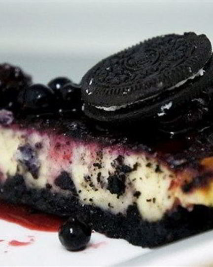 Рецепт чизкейка из шоколадного печенья с ягодным соусом
