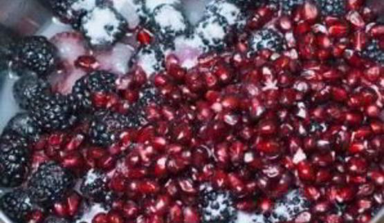 чизкейк с ежевикой, малиной и гранатом