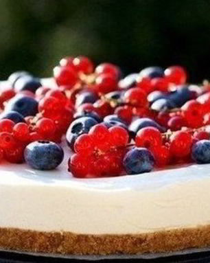 Легкий летний чизкейк с ягодами