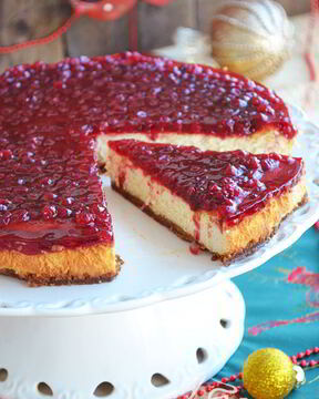 Рождественский чизкейк с брусничным покрытием