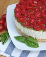 Сырный чизкейк с томатным соусом