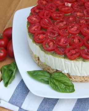 Сырный чизкейк с томатным соусом