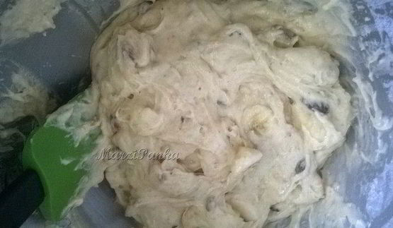 бананово-фисташковый кекс под молочно-маковой глазурью