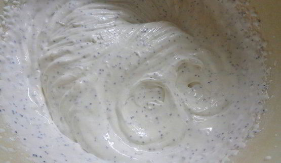 бананово-фисташковый кекс под молочно-маковой глазурью