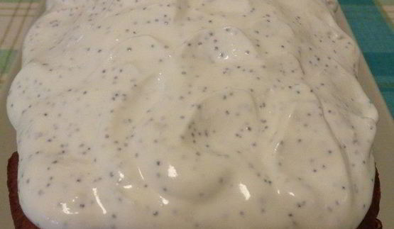 бананово-фисташковый кекс под молочно-маковой глазурью