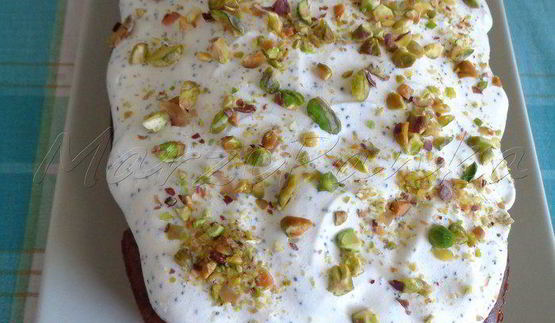 бананово-фисташковый кекс под молочно-маковой глазурью