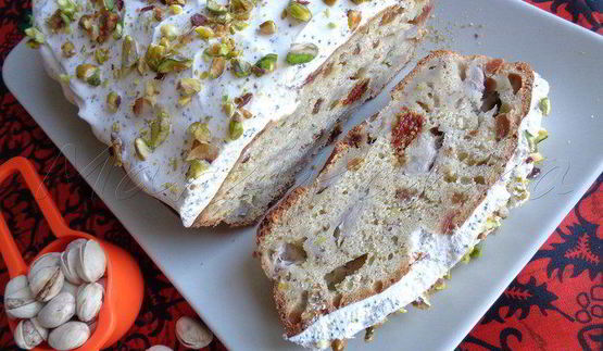 бананово-фисташковый кекс под молочно-маковой глазурью