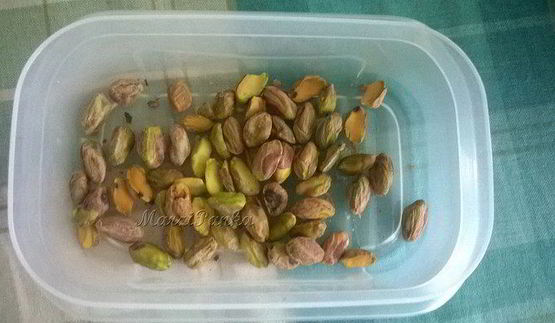 бананово-фисташковый кекс под молочно-маковой глазурью