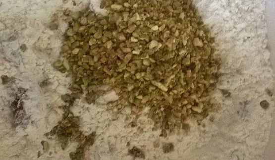 бананово-фисташковый кекс под молочно-маковой глазурью